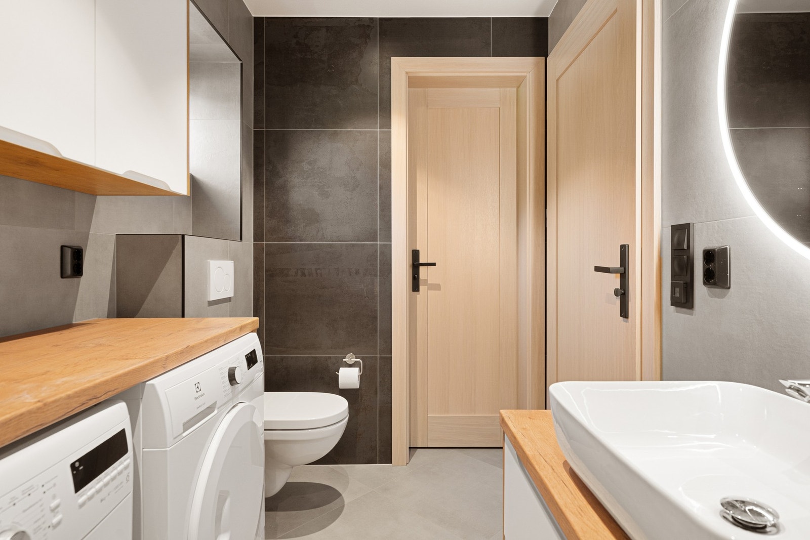 Praktisk brettebenk i forbindelse med vaskemaskin Galleribilde