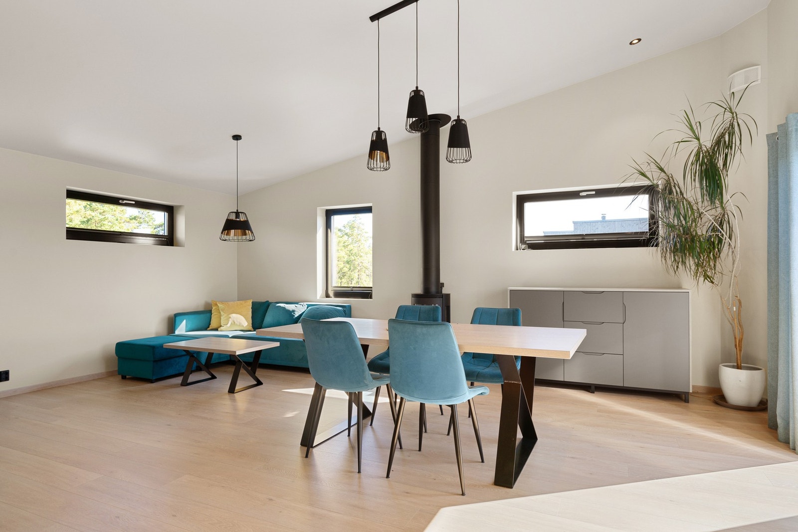 Boligen er gjennomført i lyse toner, med sorte detaljer. Galleribilde