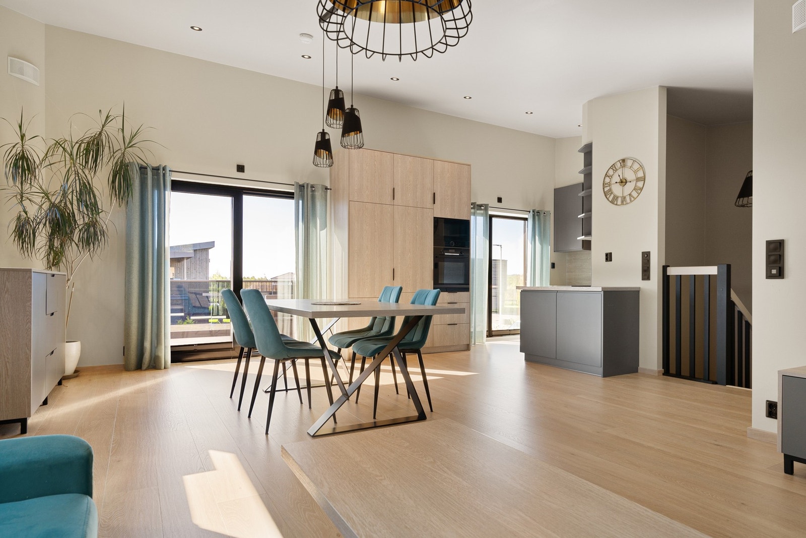 Romslig stue med ekstra takhøye Galleribilde