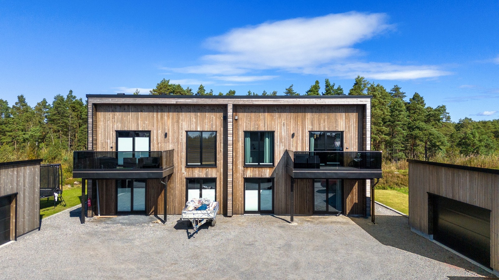 Parker enkelt i egen garasje med elektrisk leddport og elbillader. Galleribilde