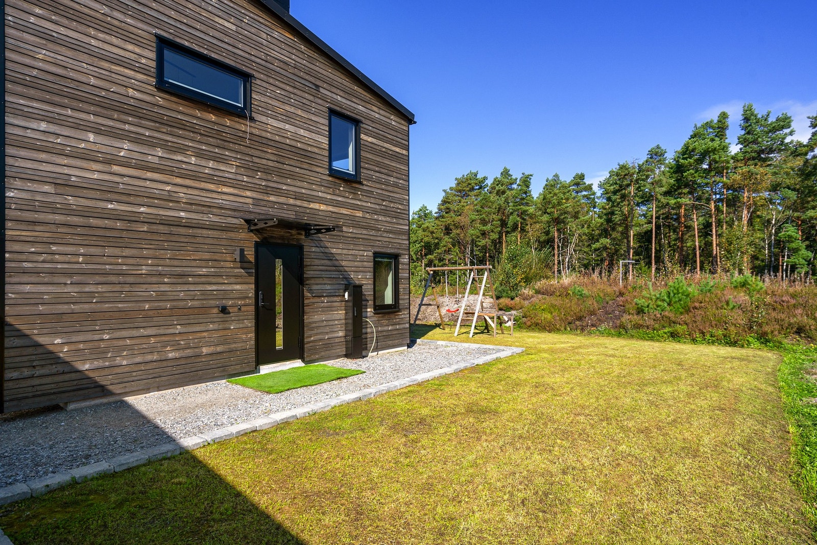 En moderne, vertikaldelt tomannsbolig på Folkestad Galleribilde