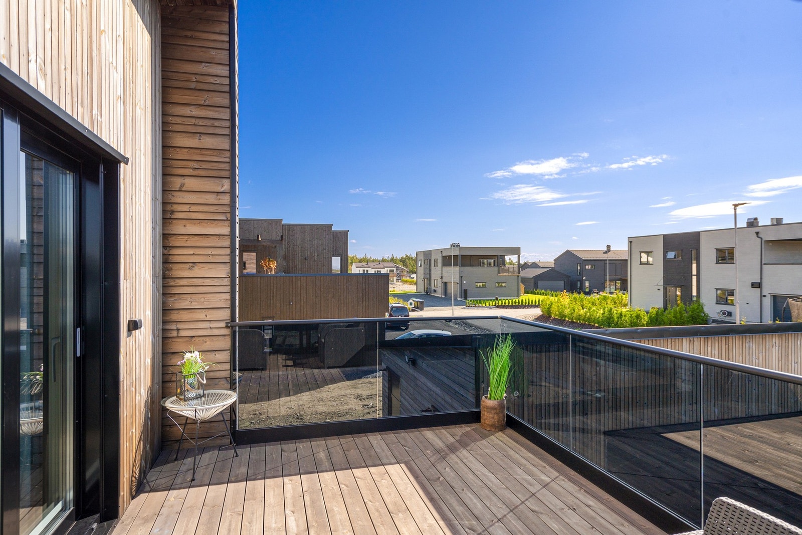 Sotet glassrekkverk for å minimere innsyn Galleribilde