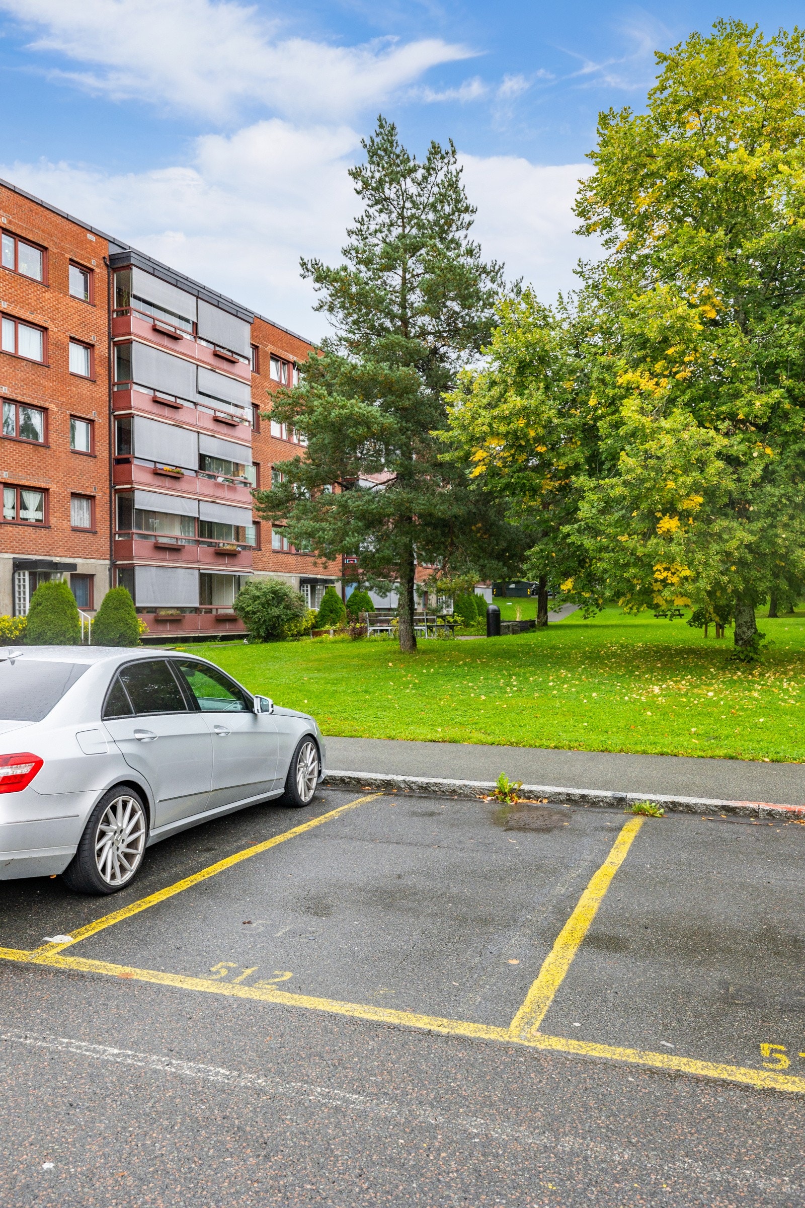 Leiligheten disponerer en fast parkeringsplass rett i næreten. Galleribilde