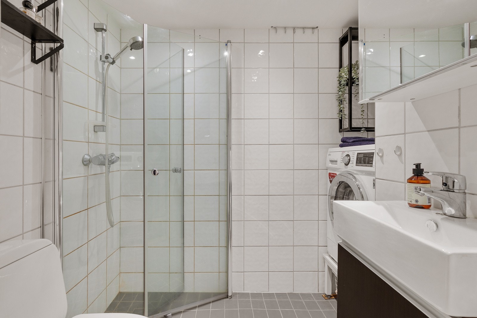 Pent flislagt baderom med gulvvarme pusset opp i 2006. Himling er slett og hvitmalt med downlights. Galleribilde