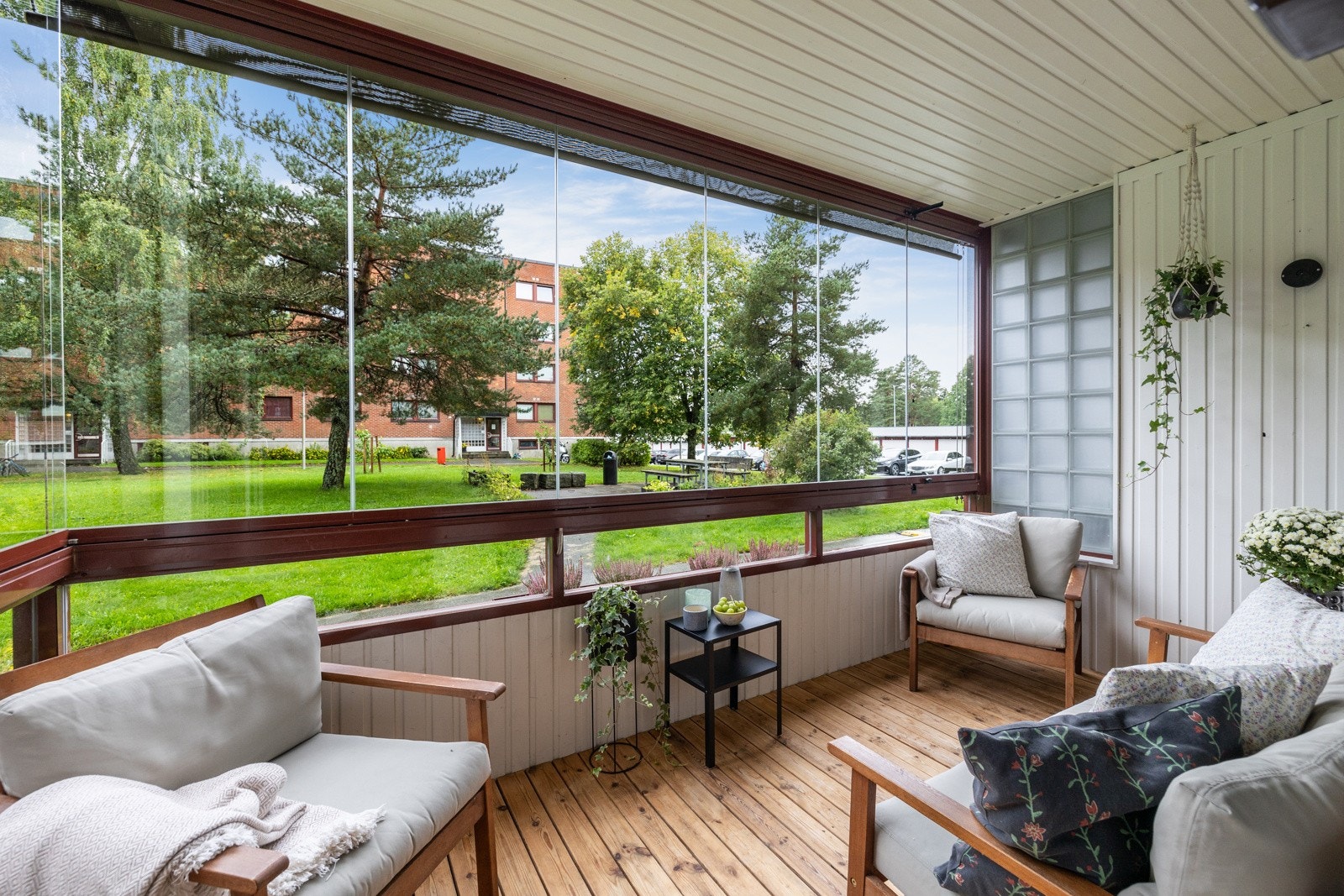 Leiligheten har en stor og fin innglasset balkong på hele 8 kvm med gode solforhold. Galleribilde