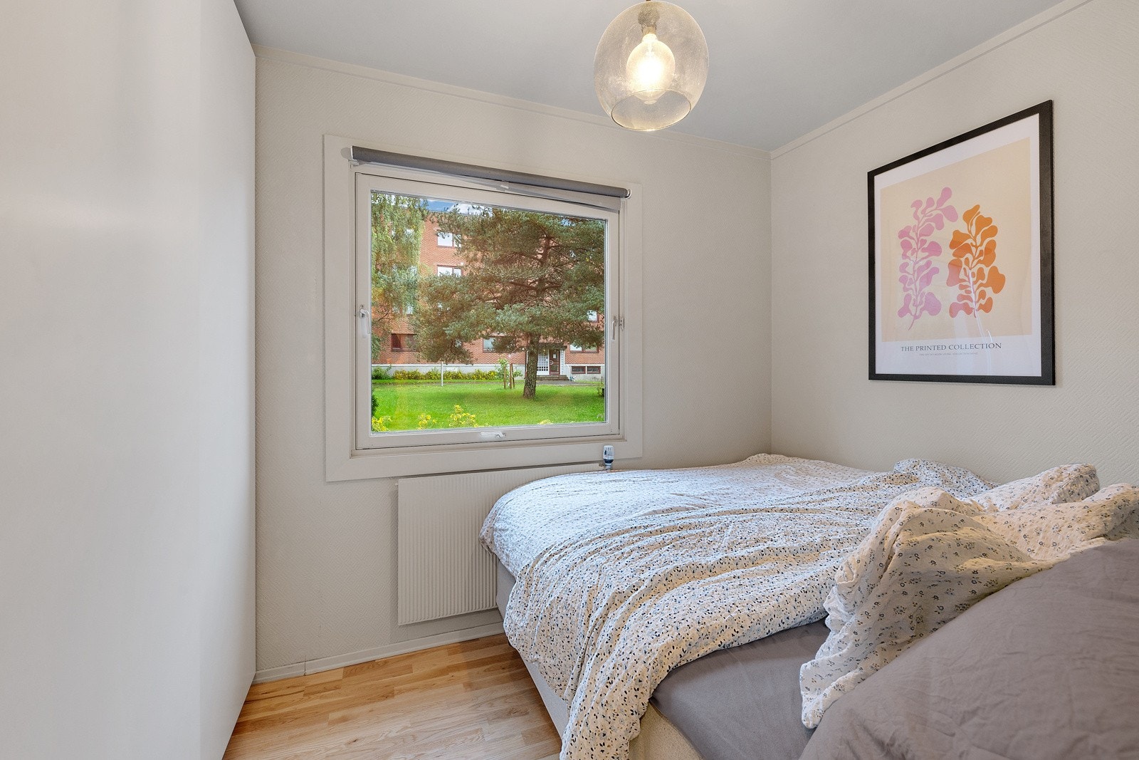 Lyst soverom med gode luftemuligheter, med plass til dobbeltseng. Galleribilde