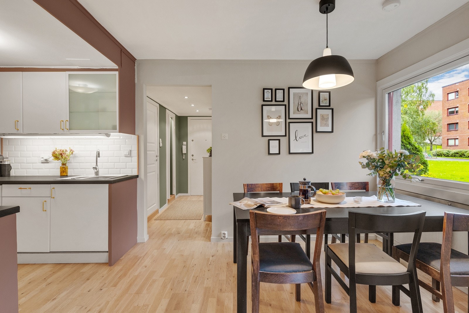 Det er god plass til et større spisebord i tilknytning til kjøkkenet. Galleribilde