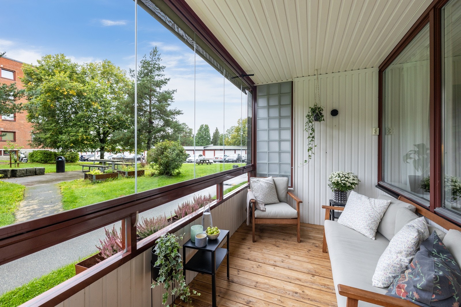 Det er montert utebelysning, stikkontakt og solskjerming på balkongen. Galleribilde