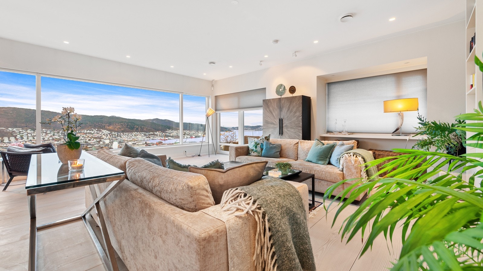 Boligen har integrerte høytalere (Russound) i stue/kjøkken, begge bad og hovedsoverom som kan styres via mobilen (Det er også kablet i tak for utvidelse på soverom 2 og soverom 3) Galleribilde