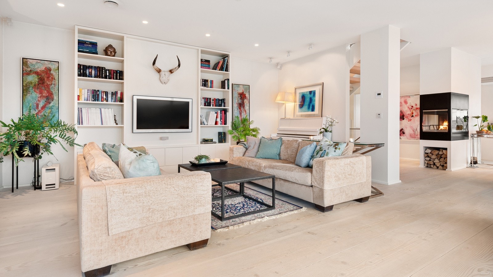 Det er elektrisk styrt innvendig solskjerming på vinduene i hovedetasjen. Boligen er også tilkoblet brann og tyverialarm med sensorer på samtlige ytterdører og altandører. Bokhyllen i stuen er bygget av møbelsnekkere fra Sætrevik Snekkeri. Galleribilde