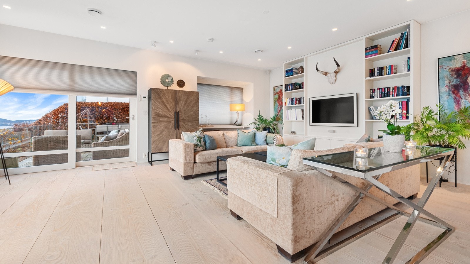 På gulvene i hovedetasjen er det nydelig, massiv én-stavs Douglas heltre gran fra Dinesen. Gulvet/plank er 3,5 cm. tykk og 45 cm bred og 12,8 meter lang(!). Gulvet kan slipes. Et svært lekkert, solid og eksklusivt gulv. Galleribilde