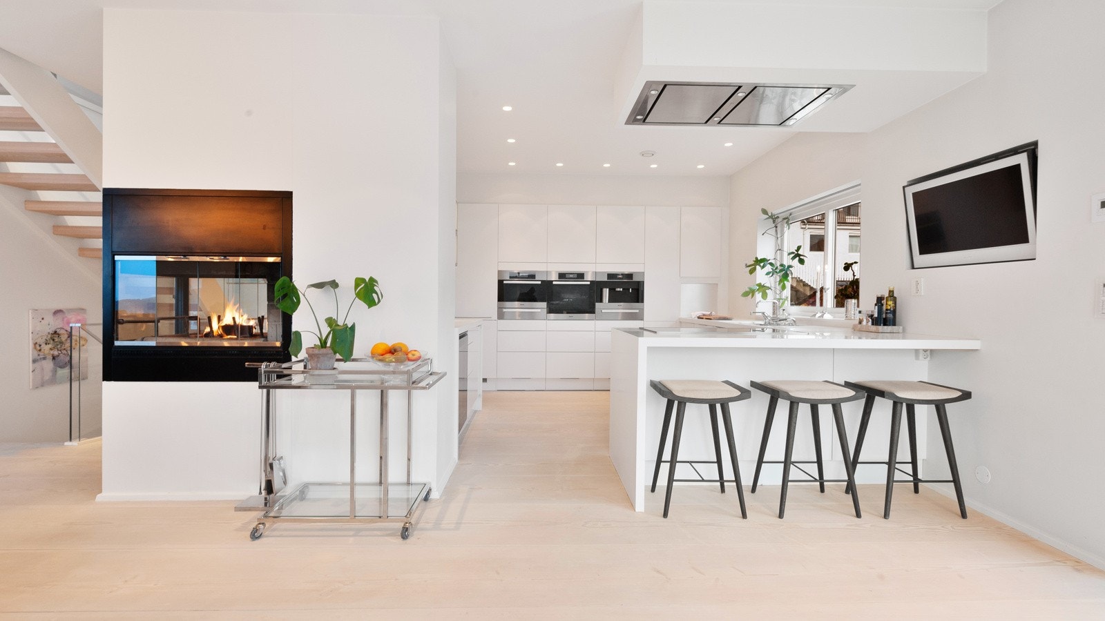 Det er en åpen stue/kjøkkenløsning, samtidig som at kjøkkenet er delvis skjermet. Kjøkken/stueløsning har et areal på 76,4 kvm. Galleribilde