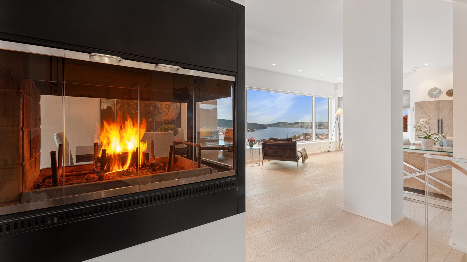 3 sidet peis med synlig flamme fra entré/gang, spisestue og stue. Peisinnsatsen er montert av Varme AS og er rentbrennende. Galleribilde