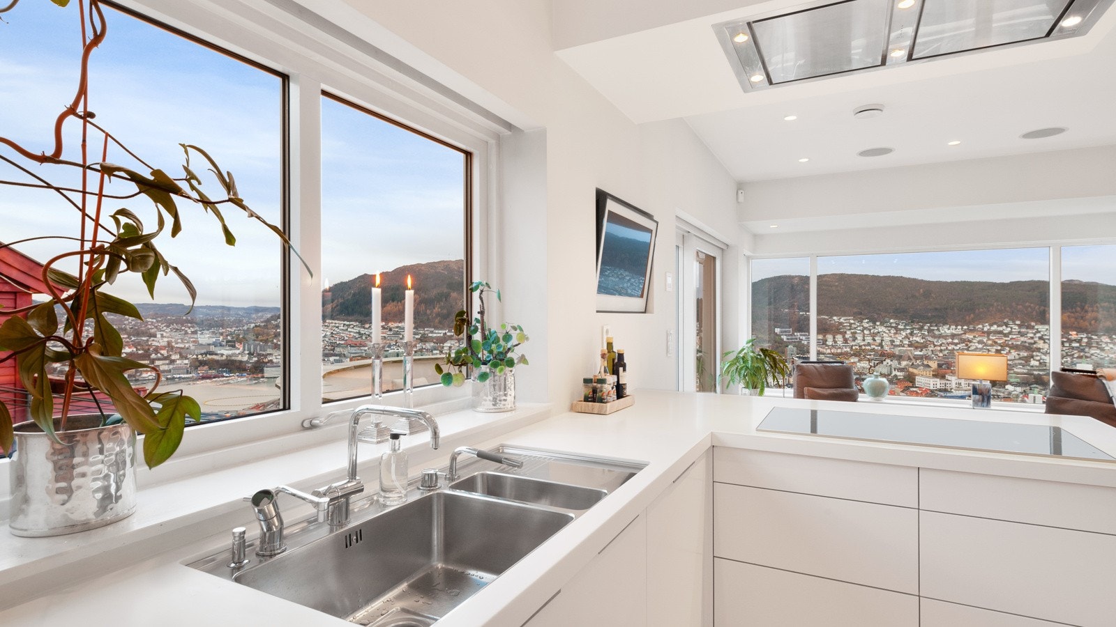 Det er montert Quooker vannkran med kokefunksjon med egen varmtvannsbereder. Med kaldt, varmt og kokende vann fra samme kran gir Quooker nye muligheter til kaffe, te, matlaging og rengjøring. Dette er et moderne kjøkken som sparer vann, strøm og tid. Galleribilde