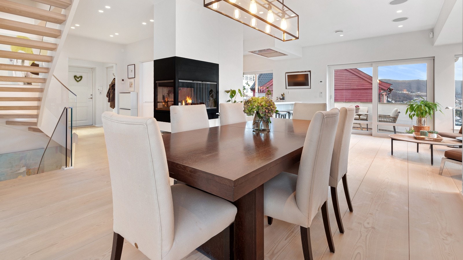 Boligen har Smarthussystem fra kvalitetsprodusenten Gira for styring av lys, varme, porttelefon/calling-anlegg etc. Galleribilde