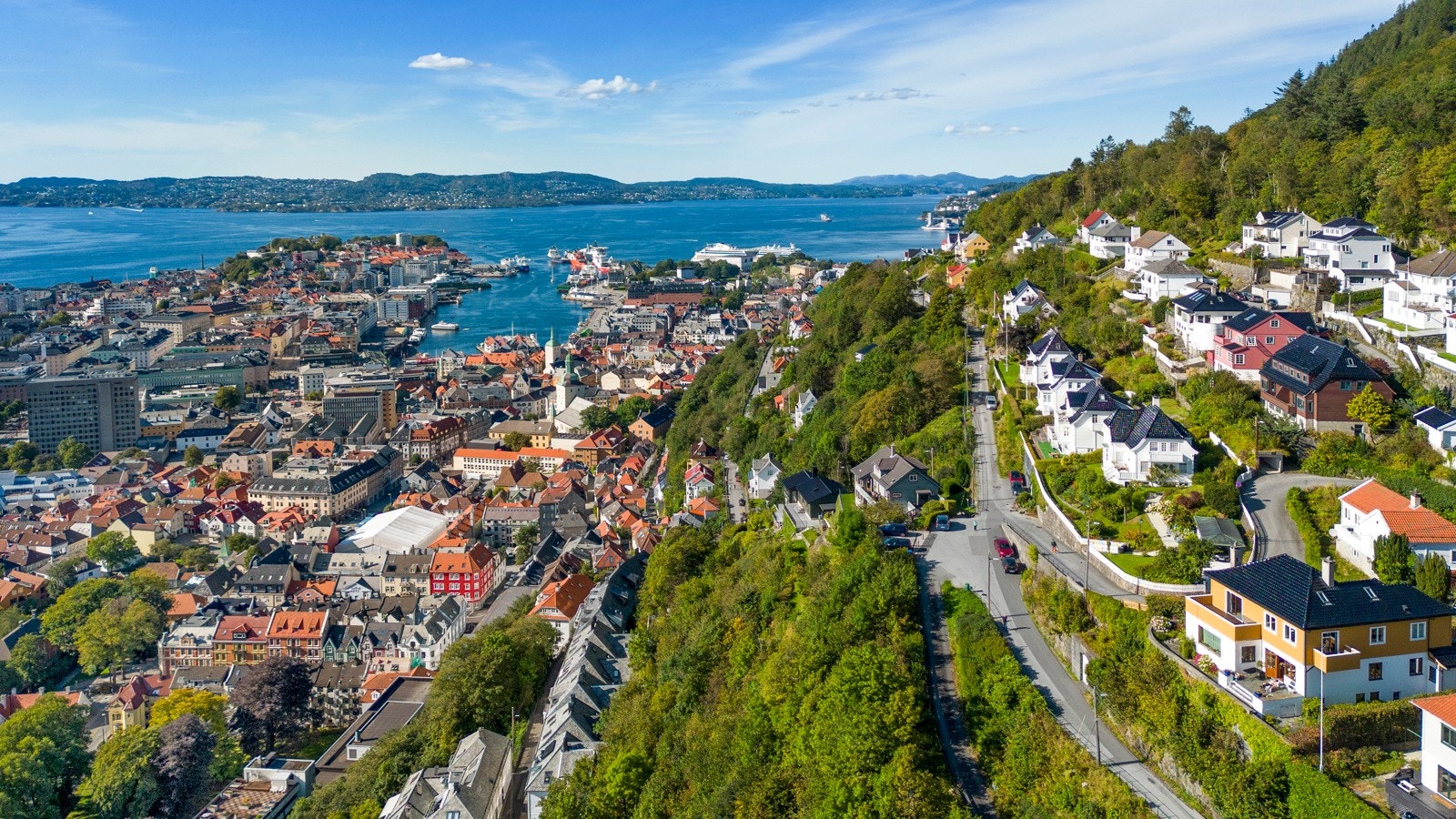 Fantastisk beliggenhet i byens fjellside. Her bader eiendommene i sol og utsikten strekker seg så langt øyet kan se. Galleribilde