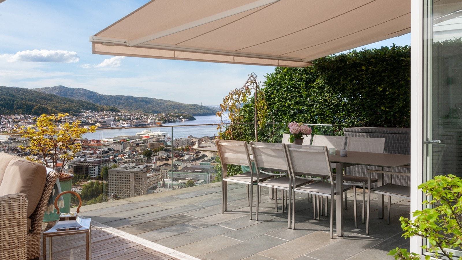 Elektrisk styrt markise skjermer godt når solen står på eiendommen. Det er også markise ved skyvedør fra stue samt utrekkbar levegg ved hoveddøren. Alt fra Norsol. Galleribilde