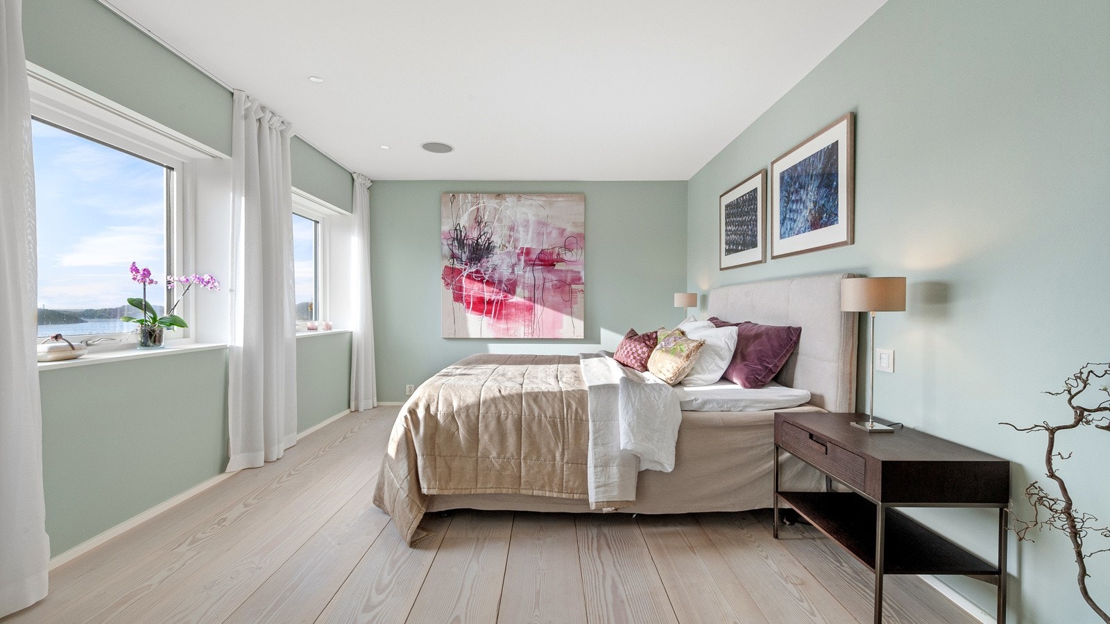 Hovedsoverommet er i underkant av 30 kvm. (Rommet har tidligere vært to soverom. Kan enkelt tilbakeføres ved behov). Galleribilde