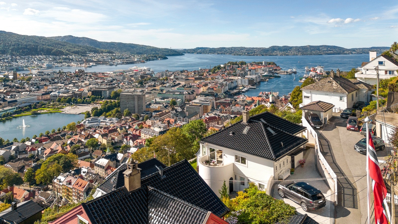 Her slipper man soneparkering eller bratte trapper. Det er parkering ved ytterdøren eller ved biloppstillingsplass ved garasjen. Det ble utført rørfornying på utvendige avløpsledninger i 2013. Arbeidet ble utført av Vitek AS. Galleribilde