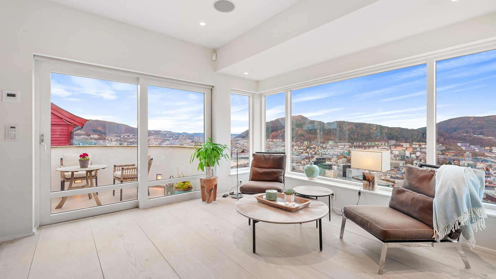 Utgang til frokostbalkong med morgensol til godt ut på dagen og en imponerende utsikt. Integrert belysning og fliser fra Fired Earth. Terrassen er tilbakeført til buet utforming. Det er lagringsplass under altanen og påmontert skifer på toppen. Galleribilde