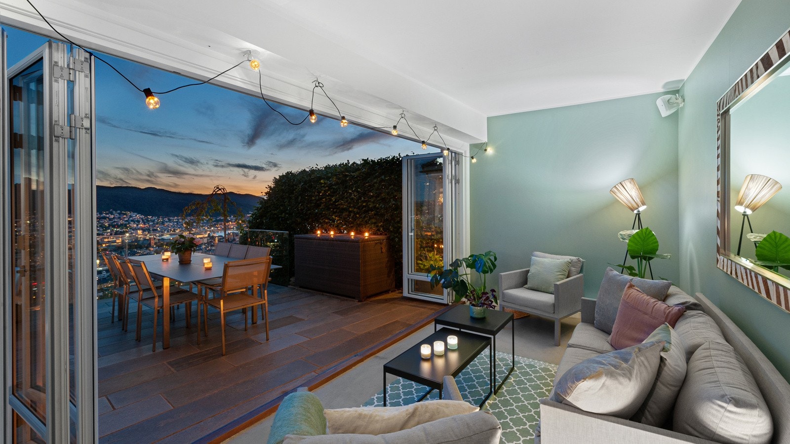 Utestuen er solid oppført med grunnmur og gulv mot grunn i betong. Her er det også eget sikringsskap som inneholder hovedbryter (40 ampere) og 1 stk. 16 ampere og 3 stk. 15 ampere. Galleribilde