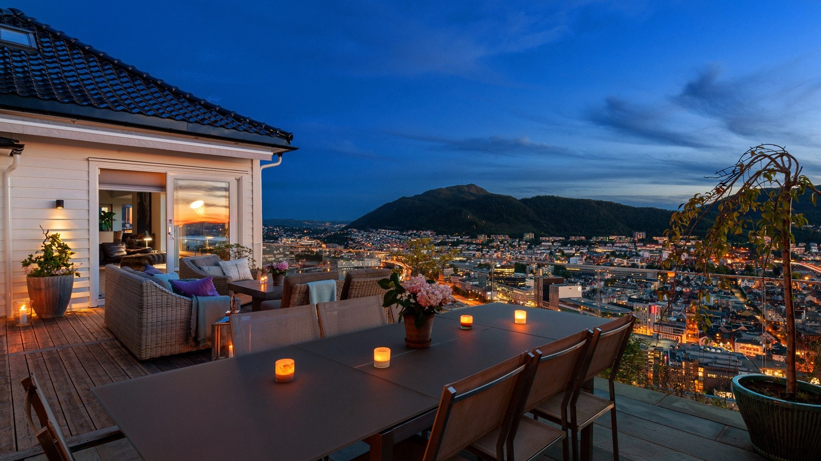 Eventyrlige utesoner rundt huset. Alt er tilrettelagt for å nyte og minst mulig vedlikehold. Galleribilde