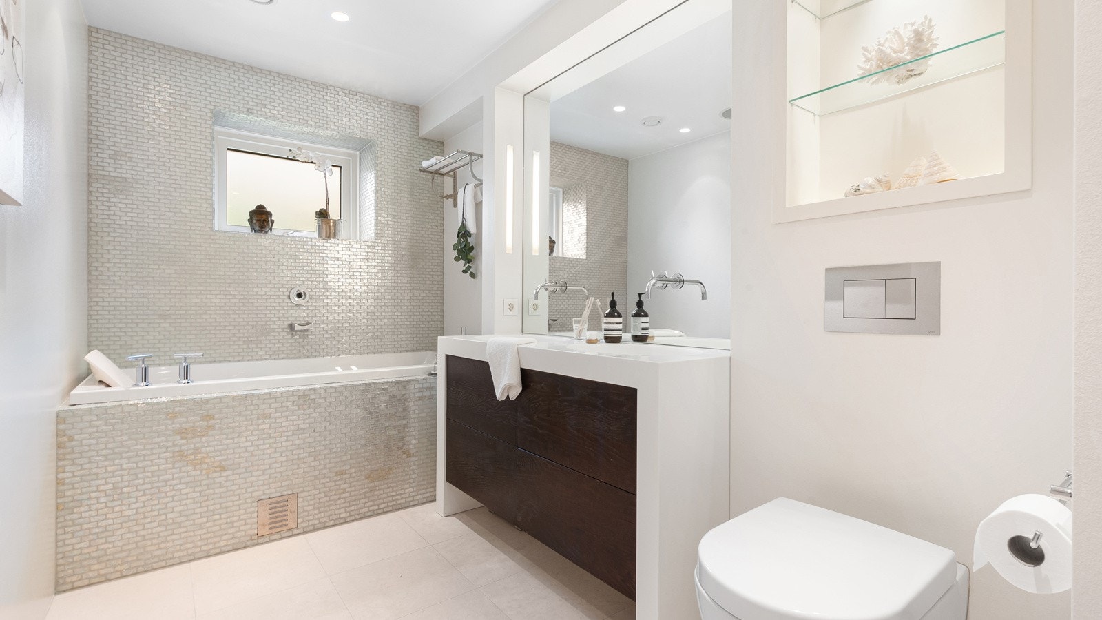 Det er to luksuriøse bad i boligen, hvor det ene badet har badekar (Kohler). Dette badet ligger i tilknytning til tre soverom i underetasjen. Badet ble bygget opp på nytt i 2010/2011. Galleribilde