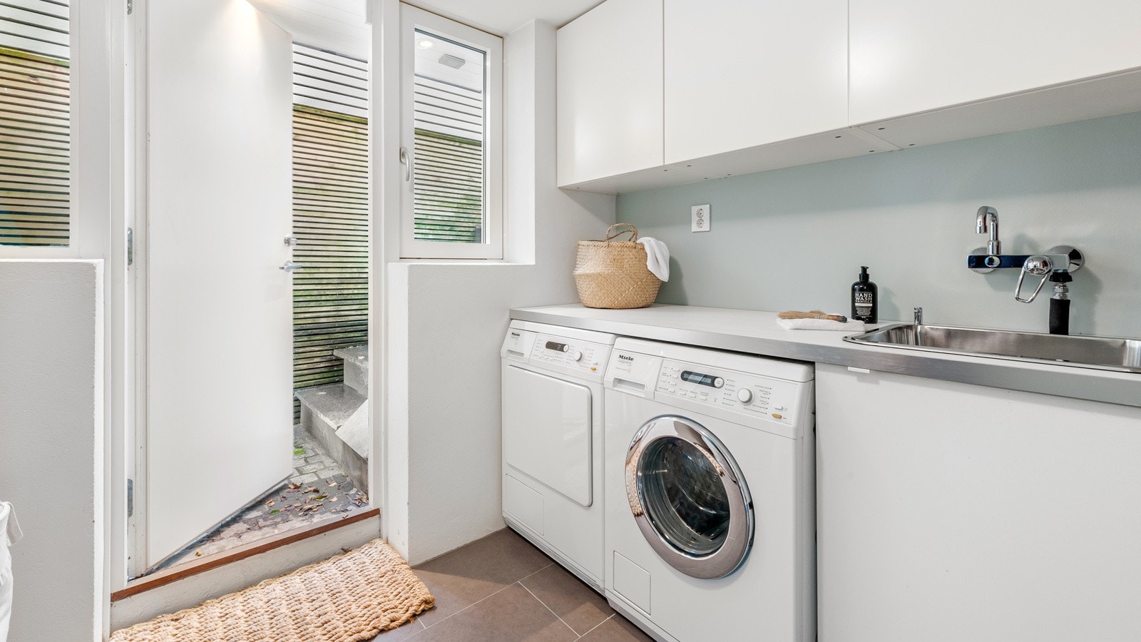 I tillegg til to bad er det et godt organisert vaskerom med egen inngang. Perfekt når barna kommer hjem fra fotballtrening eller når en har vært på tur med hunden i byfjellene. Galleribilde