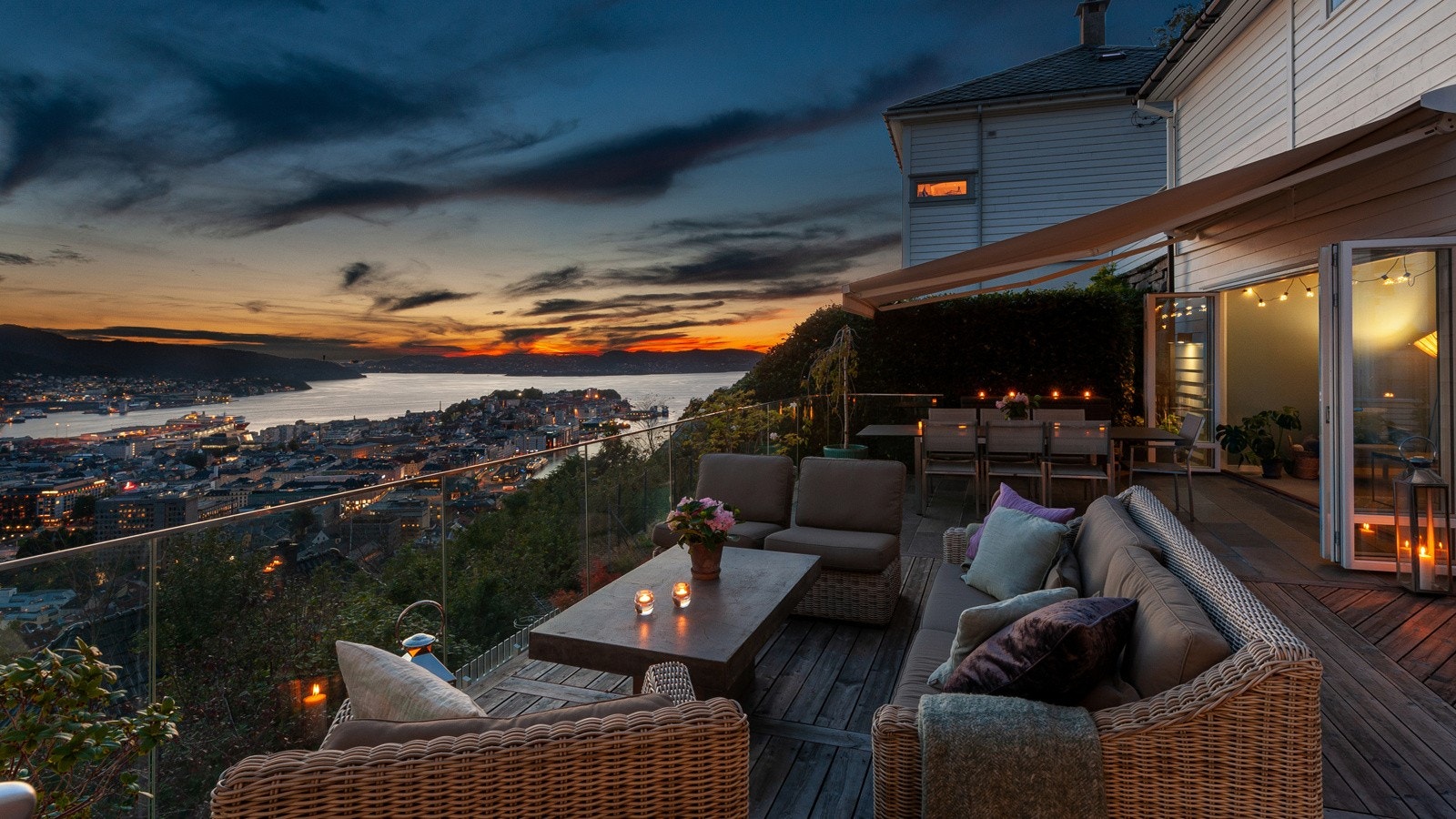 Lettstelt og vedlikeholdsvennlig terrasse med rekkverk i glass som måler 51,5 kvm. Massiv utsikt over Bergen og byfjorden samt sørover over Bergensdalen mot Fana. Utesonene er som skapt for lange sommernetter med familie og venner. Galleribilde