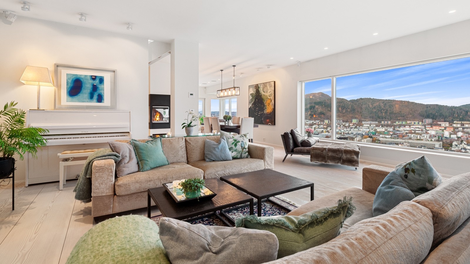 Boligen har balansert ventilasjon med varmegjenvinning. Dette er et innendørs ventilasjonssystem som sørger for at ny, frisk, filtrert og oppvarmet luft føres inn i boligen. Galleribilde