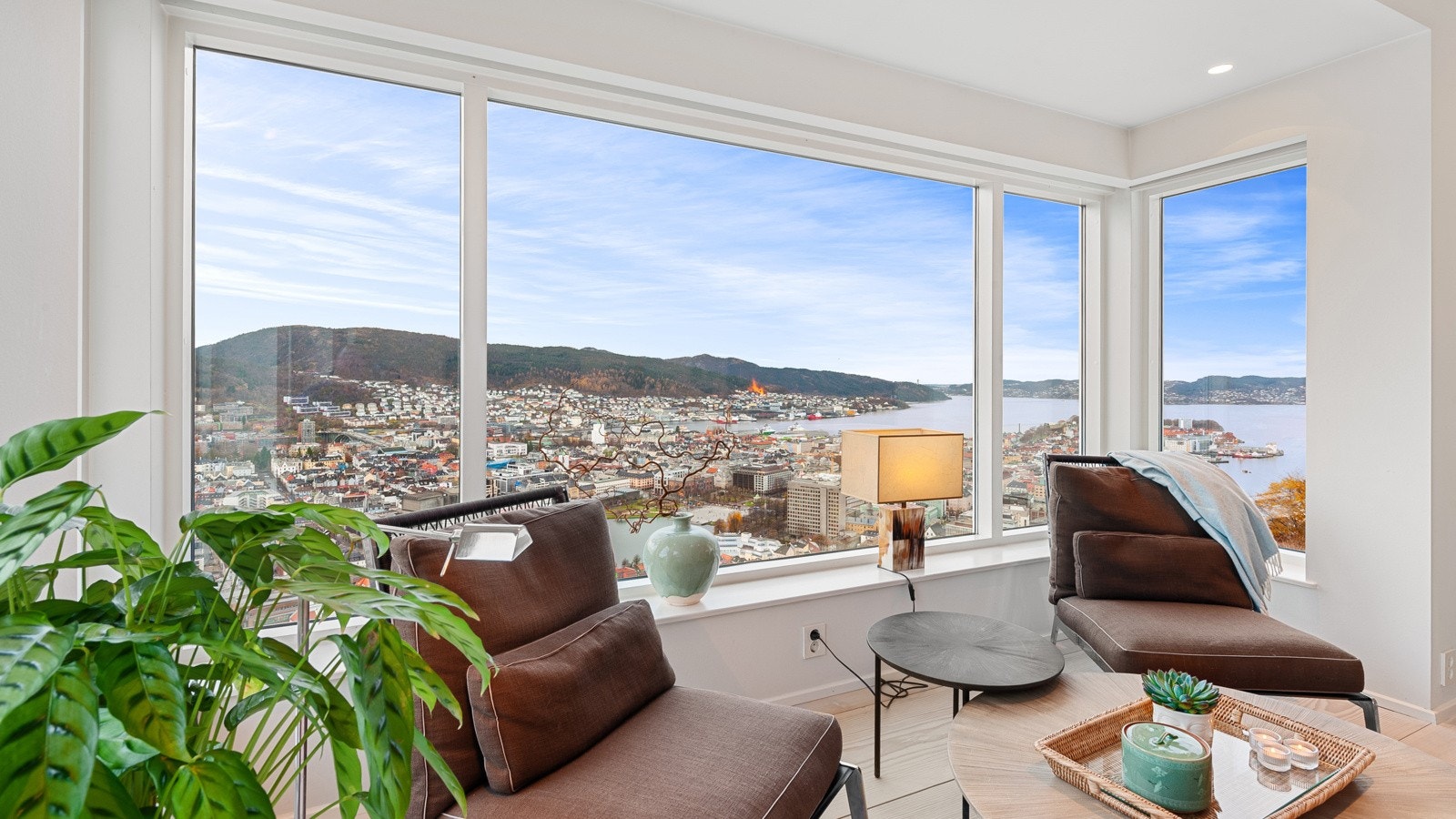 De store panoramavinduene i stuen er fra 2010/2011. I tillegg er det fire takvinduer fra 2007 og 5 stk. vinduer i underetasjen som ble byttet i 2022. Galleribilde