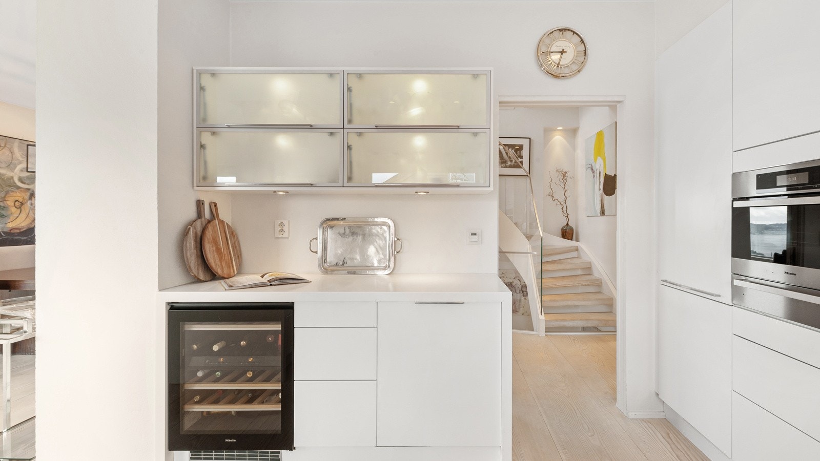 Vinskapet fra Miele sørger for perfekt temperert vin. Egne soner for hvitt/bobler og rødt. Boligen har også sentralstøvsuger med uttak i hver etasje + smuleavsug i entré og på kjøkken. En veldig praktisk løsning. Galleribilde