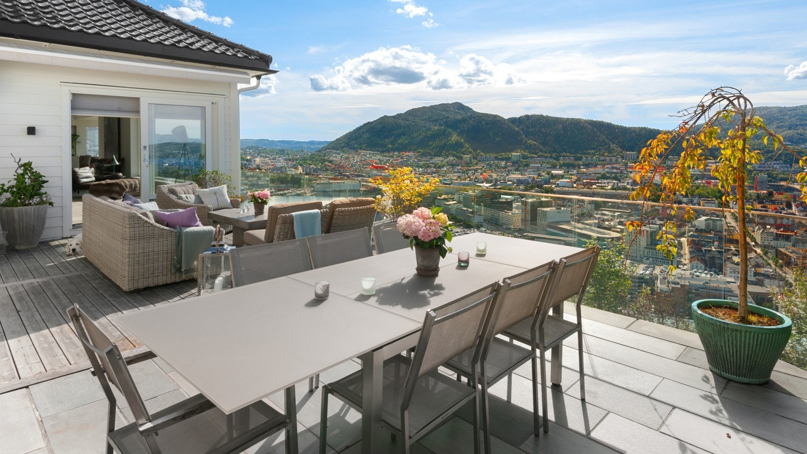 Utesonene på eiendommen må oppleves på visning. Her er alt tilrettelagt for avslapping eller fest. Galleribilde