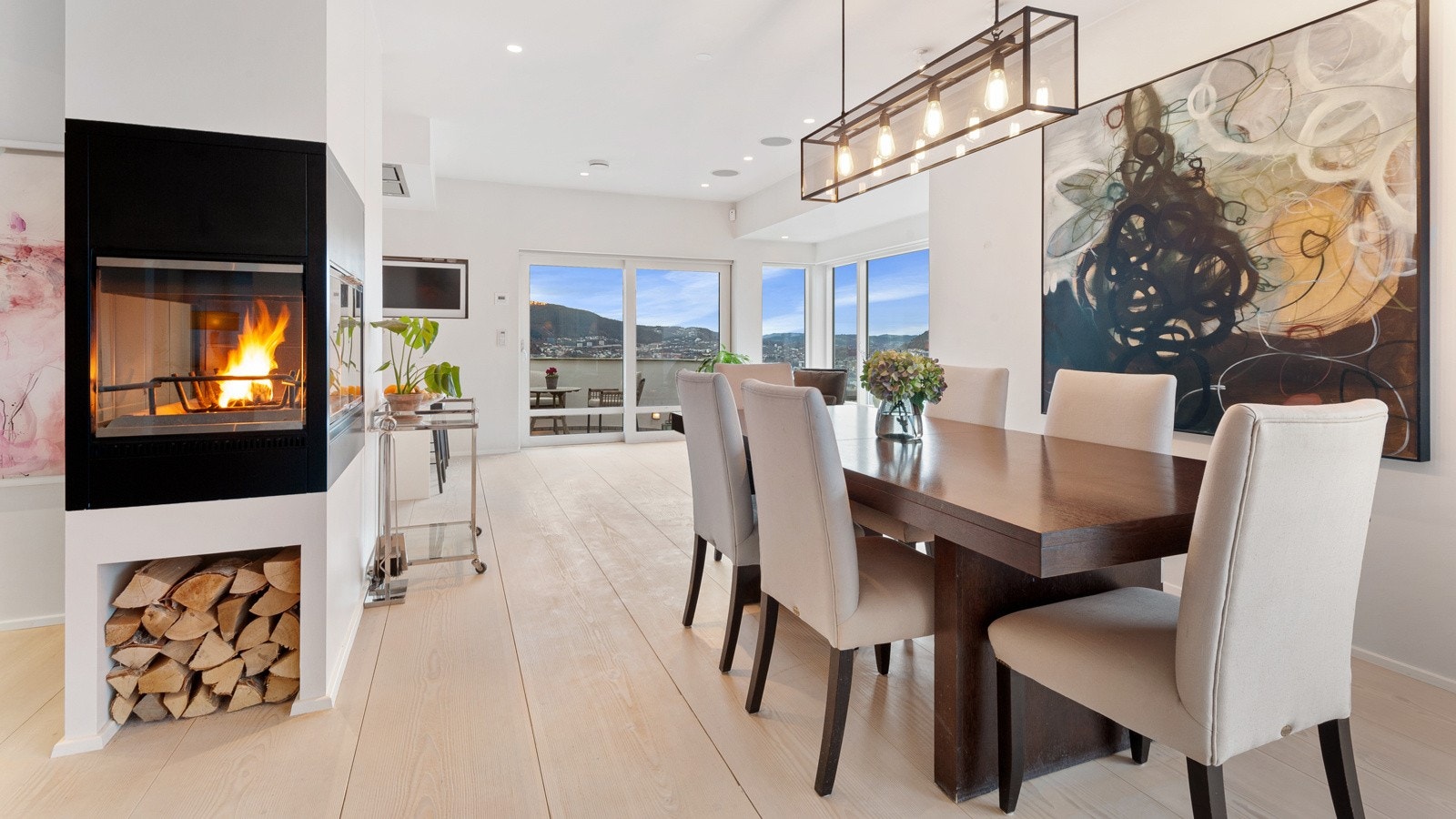 Spisestuen ligger gunstig plassert mellom kjøkkenet og dagligstuen. God plass til venner og familie, samt god plass til langbord i høytidene. Galleribilde