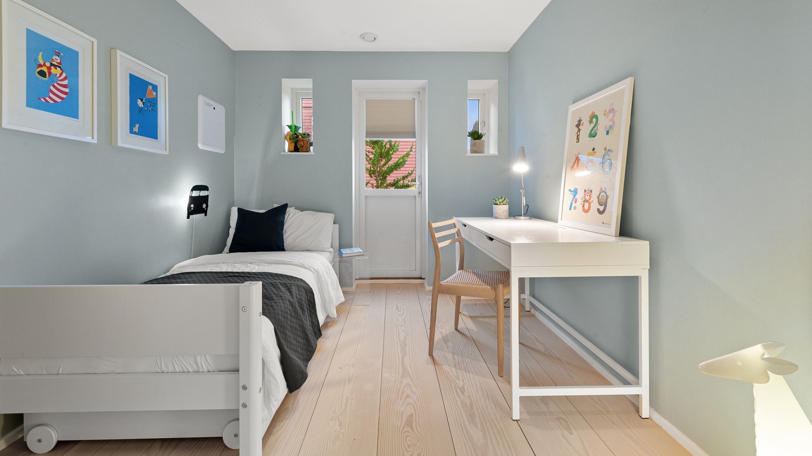 Soverom nr. 3 med fine, moderne overflater og det nydelige Dinesen-gulvet som går igjen i hele boligen. Galleribilde