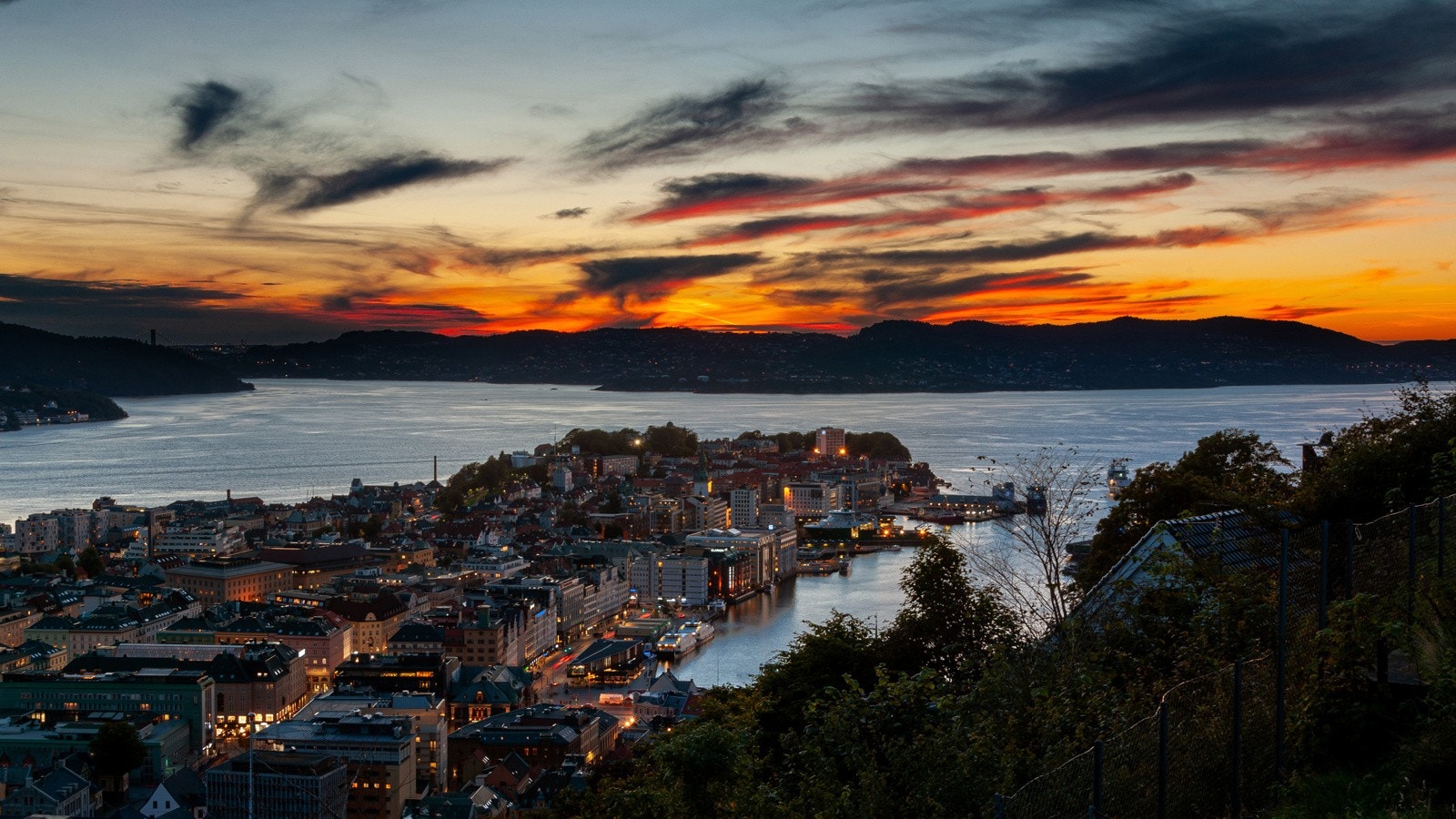 Utsikten er overveldende og perfekt vendt mot de vakreste solnedganger. Utsikten må oppleves. Galleribilde