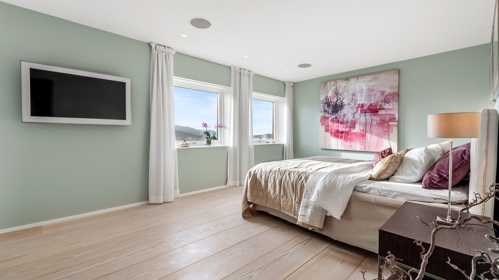 Hovedsoverom med tv, integrerte høytalere & belysning samt fjernstyrte markiser. Galleribilde