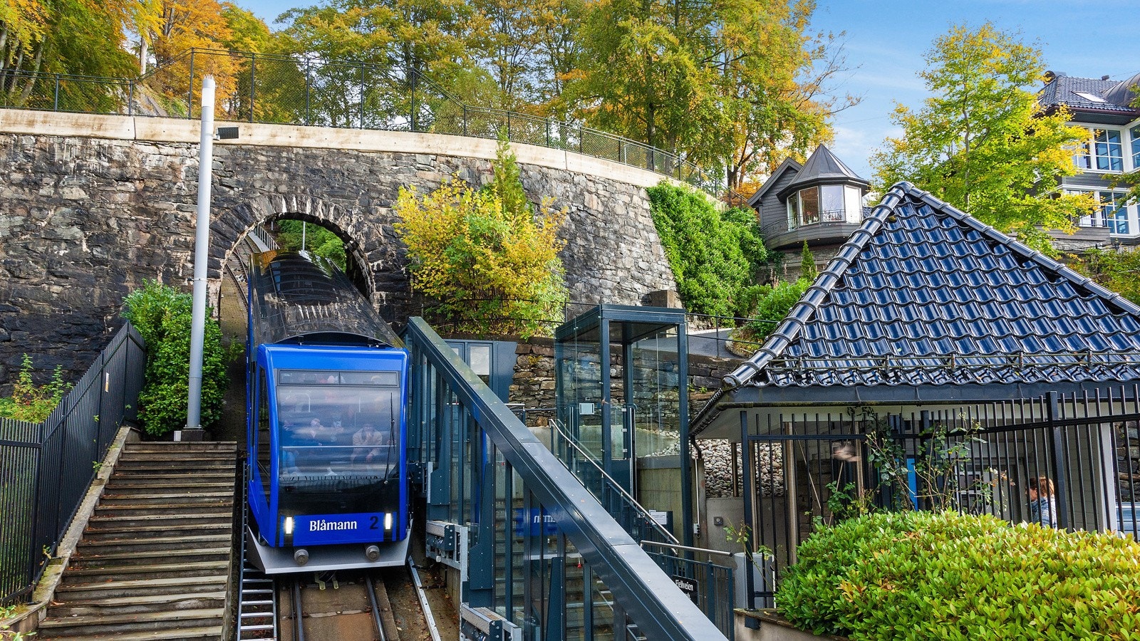 En går av og eller på Fløibanen i Fjellveien som er nærmeste stasjon, ca. 8-10 minutter å gå fra huset i Endregårdsveien 10. Galleribilde