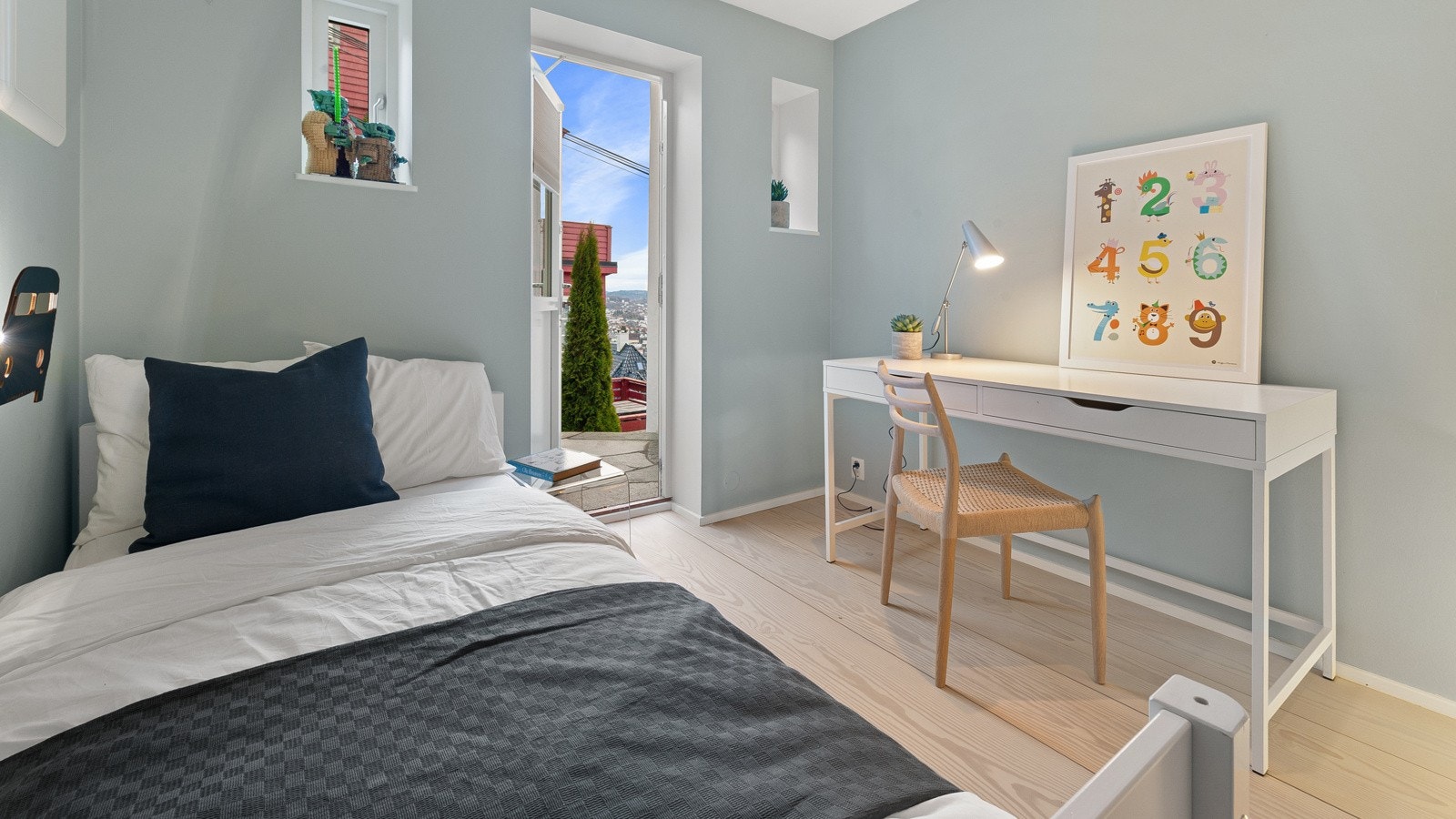 Soverom nr. 2 måler 8,8 kvm. Fine kvaliteter. Galleribilde