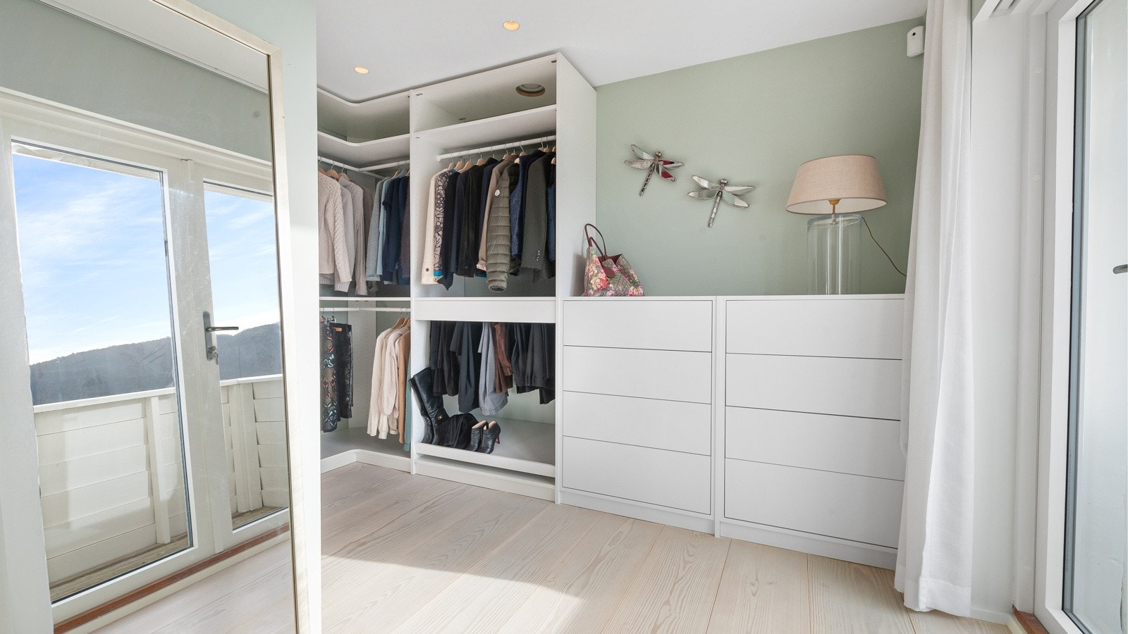 Stort walk-in garderobedel i enden av soveommet. En kan enkelt tilbakeføre dette til et eget soverom ved behov. Galleribilde