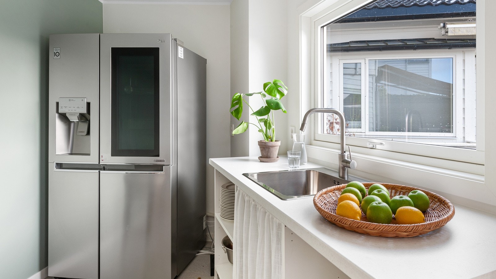 Inne i utestuen er det innlagt varmt og kaldt vann, benkeplass og kjøleskap/frys. Praktisk om sommeren når terrrassen blir en forlengelse av stuen. Galleribilde