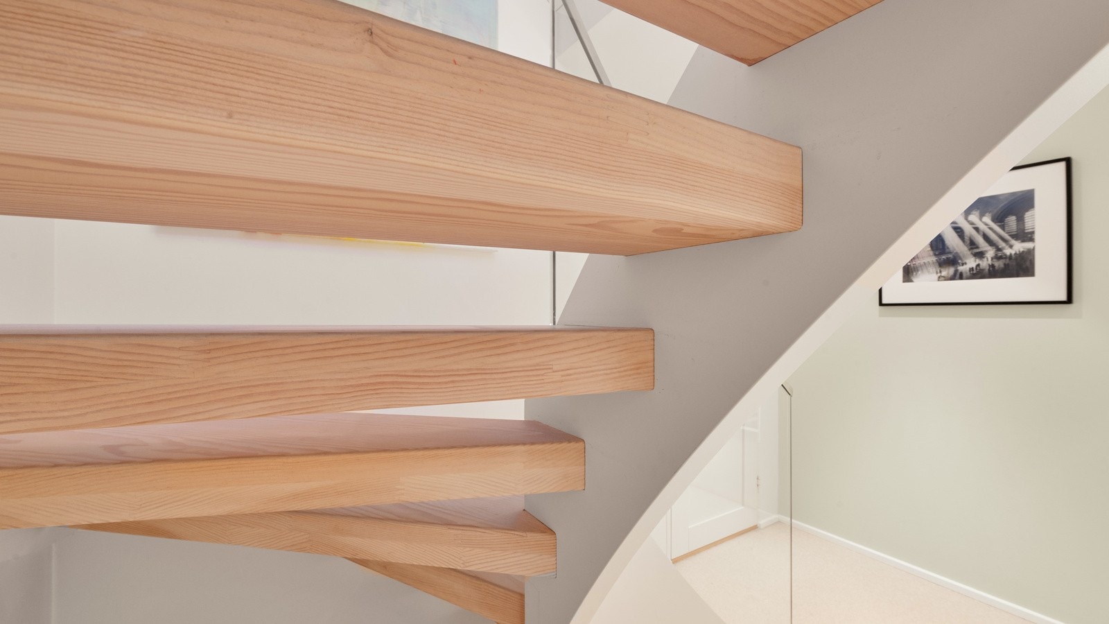 Trappen er nærmest et møbel i seg selv. Massive trinn i gran (Dinesen) fra Danmark og spesialtilpasset/behandlet i Latvia før montering i Endregårdsveien 10. Galleribilde