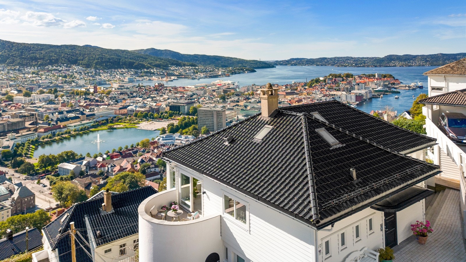 Eksklusiv enebolig med prakfull beliggenhet. Tomten er påkostet bla. med varmekabler som sørger for en snø/frostfri biloppstillingsplass. Hus, murer/skifer, bed/hagestier, terrasser er lyssatt. Galleribilde