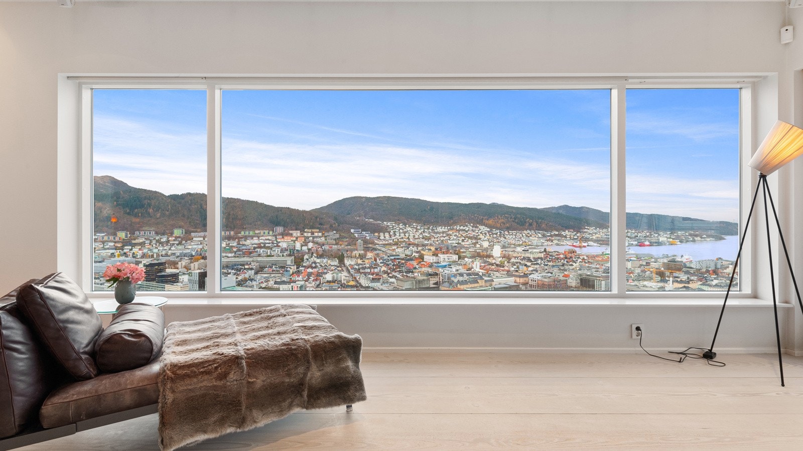 Det er varmefolie under tregulv både oppe og nede samt varmekabler på begge bad, entré/gang, vaskerom og teknisk rom. Galleribilde