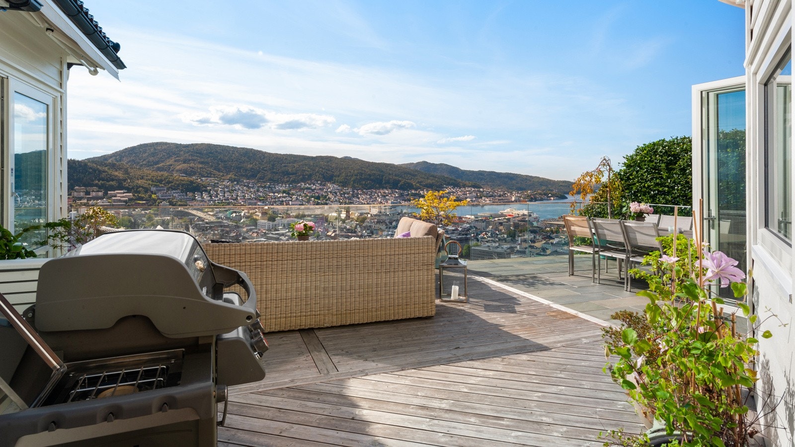 Både innvendig og utvendig er husets løsninger godt gjennomtenkt av arkitekt. Her er det "skreddersydd" og alt har sin plass. Galleribilde