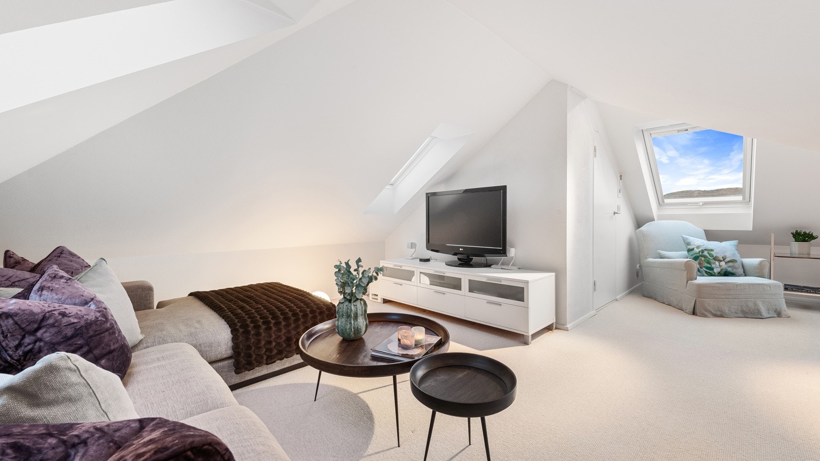 Et stort bonusareal med flere bruksmuligheter. Innebod med gode oppbevaringsmuligheter. Galleribilde