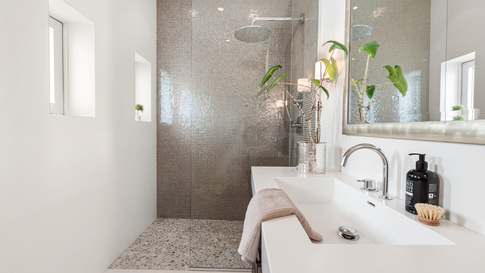 I likhet med alt annet er det nye vann og avløpsrør i boligen fra 2011. Arbeidet ble utført av Leif Gjesdal AS/Lindtner VVS AS. Galleribilde