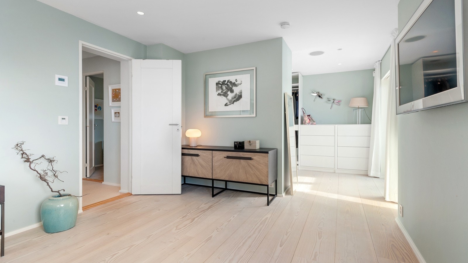 Heltre plank fra Dinesen og lekker belysning. Gulvet har en bredde på 30 cm og er levert i lengder på 2 til 5 meter. Galleribilde