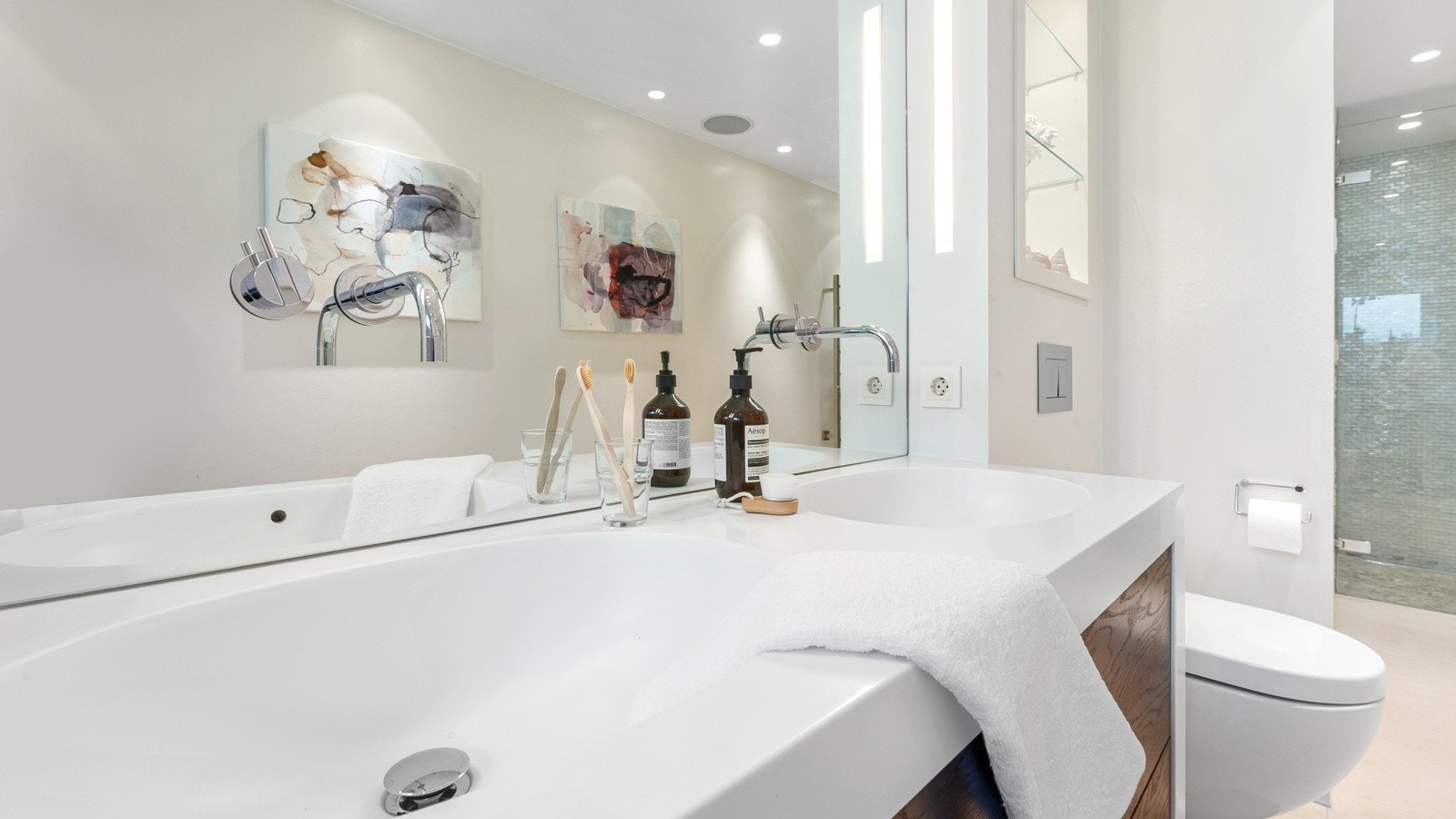 Topp kvalitet og moderne bad med god størrelse. Galleribilde