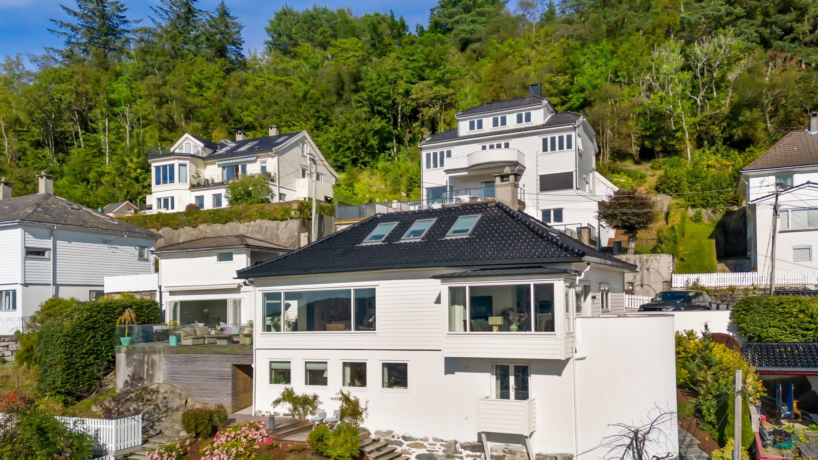 Eiendommen ble betydelig renovert og påkostet i 2010/2011 utvendig og innvendig. Taktekking (Hollandske KDN stein) i 2007 (tidl. eier) utført av Andersen Byggservice AS. Yttervegger etterisolert/påmontert ny kledning i 2010/2011. Fasadene malt i 2022. Galleribilde